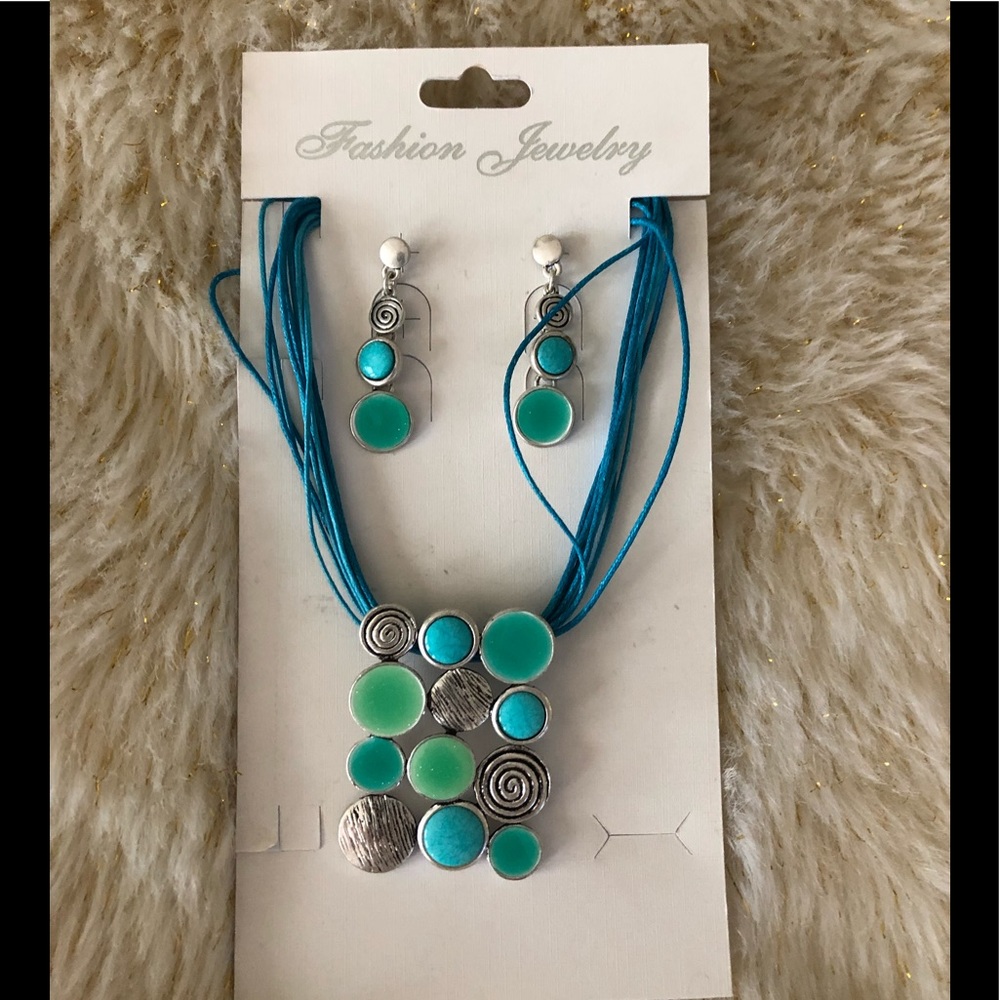 BNWT/ necklace and earring set adjustable
